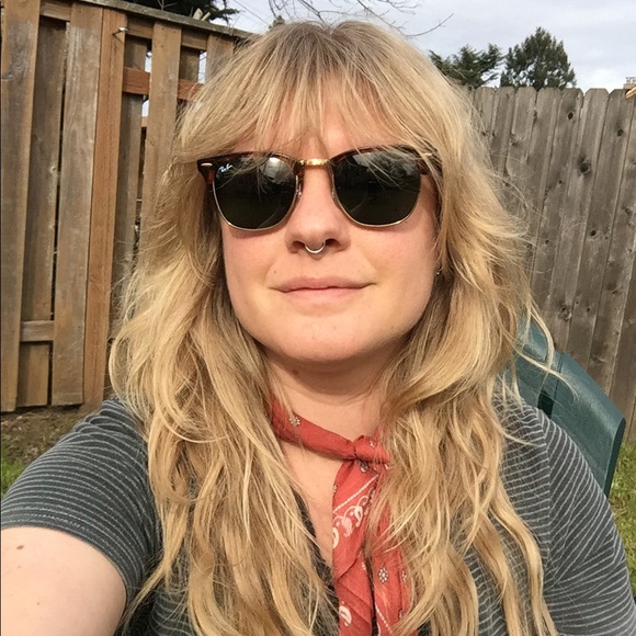 Meet your Posher! - Picture 2 of 3